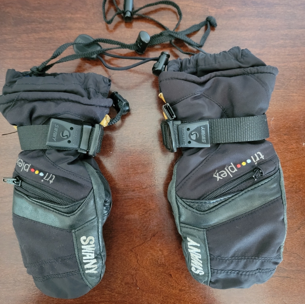 Black Swany tri-plex kids mittens size large for 4-5 yrs old